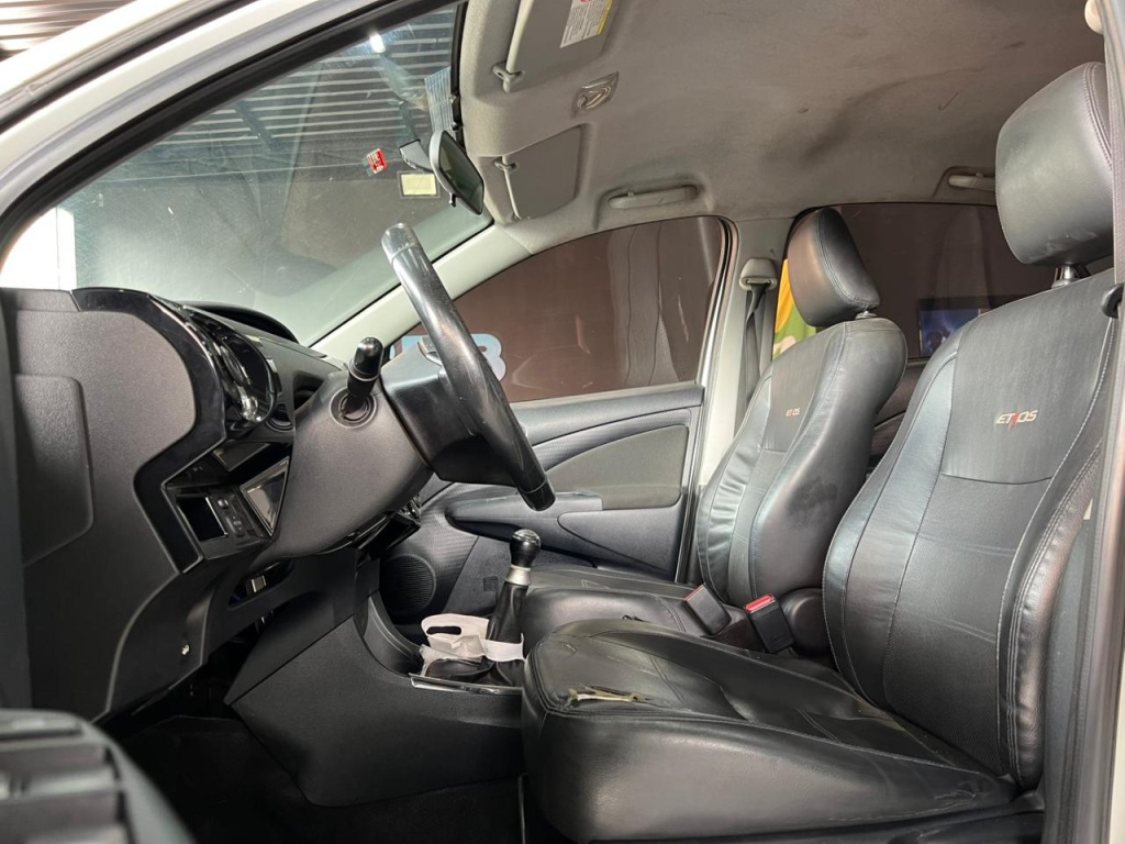 TOYOTA Etios Hatch Platinum 1.5 16v 2016 - miniatura 3