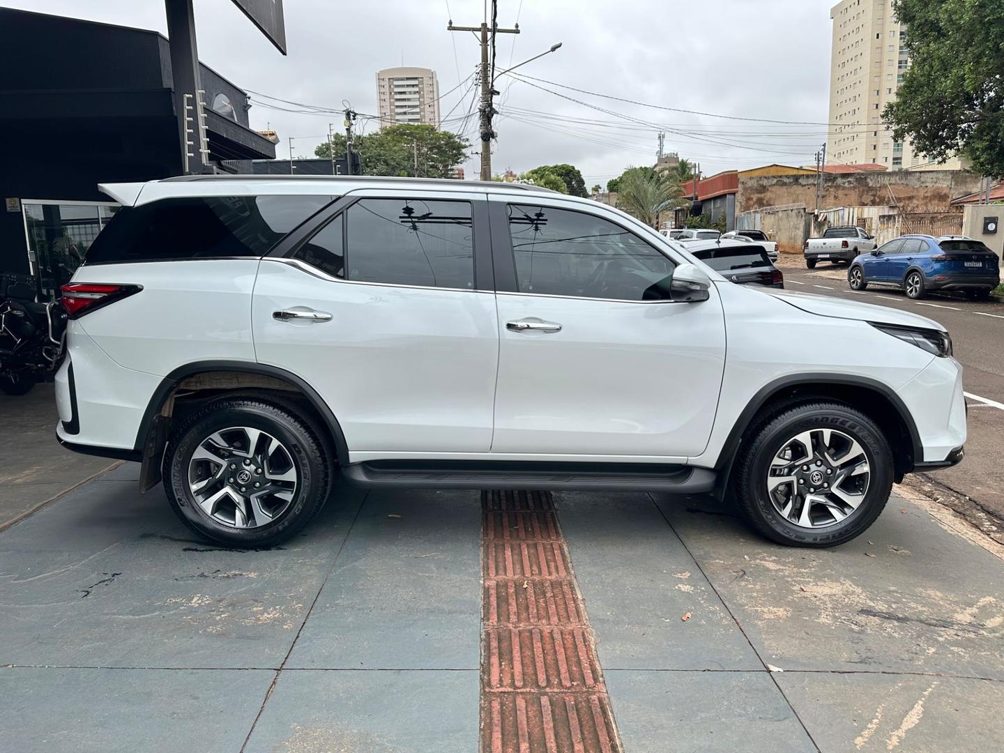 TOYOTA Hilux SW4 SRX Platinum D4-D 2.8TDi 16v 4x4 2025 - miniatura 6