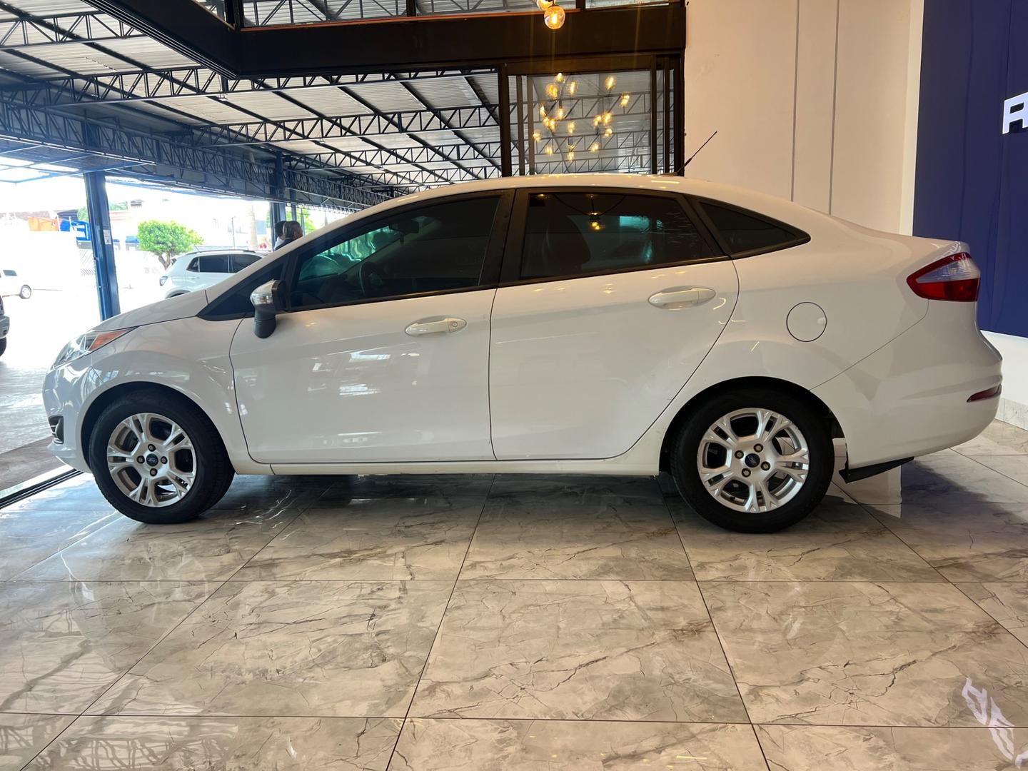 FORD Fiesta Hatch SE 1.6 2014 - miniatura 4