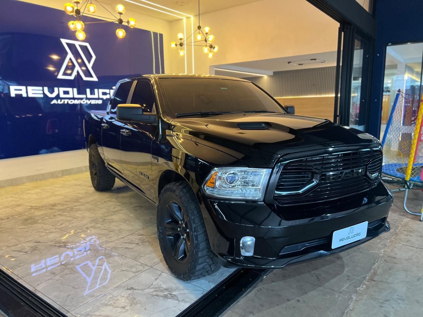 RAM 1500 Classic Laramie 5.7 V8 4X4 C.D. 2022 - miniatura 2