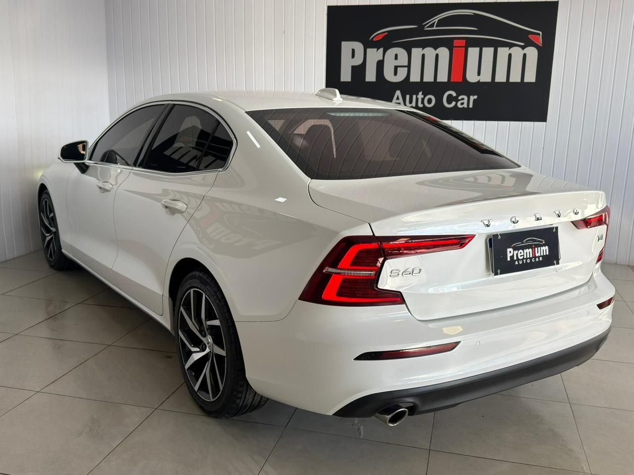 VOLVO S60 T-4 Momentum 2.0T 16v 2020 - miniatura 4