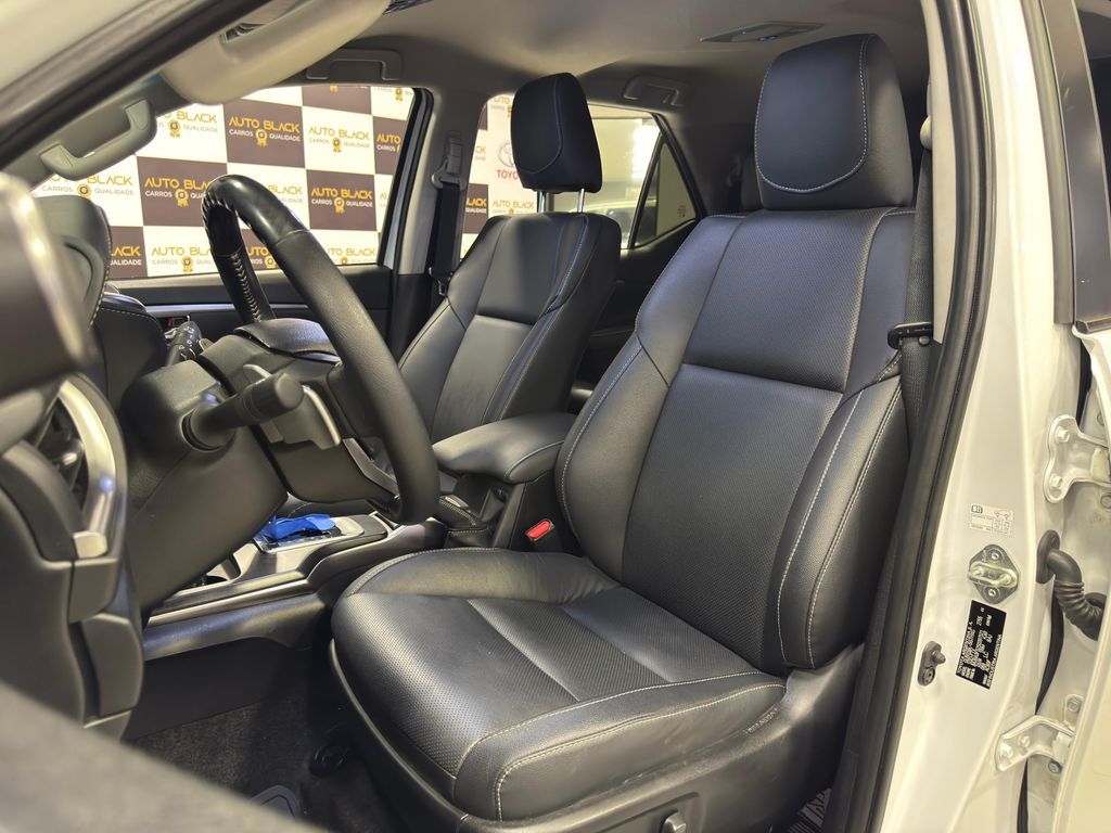 TOYOTA Hilux SW4 SRX Platinum D4-D 2.8TDi 16v 4x4 2025 - miniatura 9