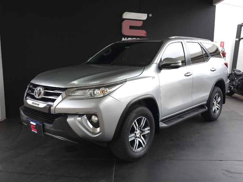 Vista principal de TOYOTA Hilux SW4 SR 2.7 16v 2017