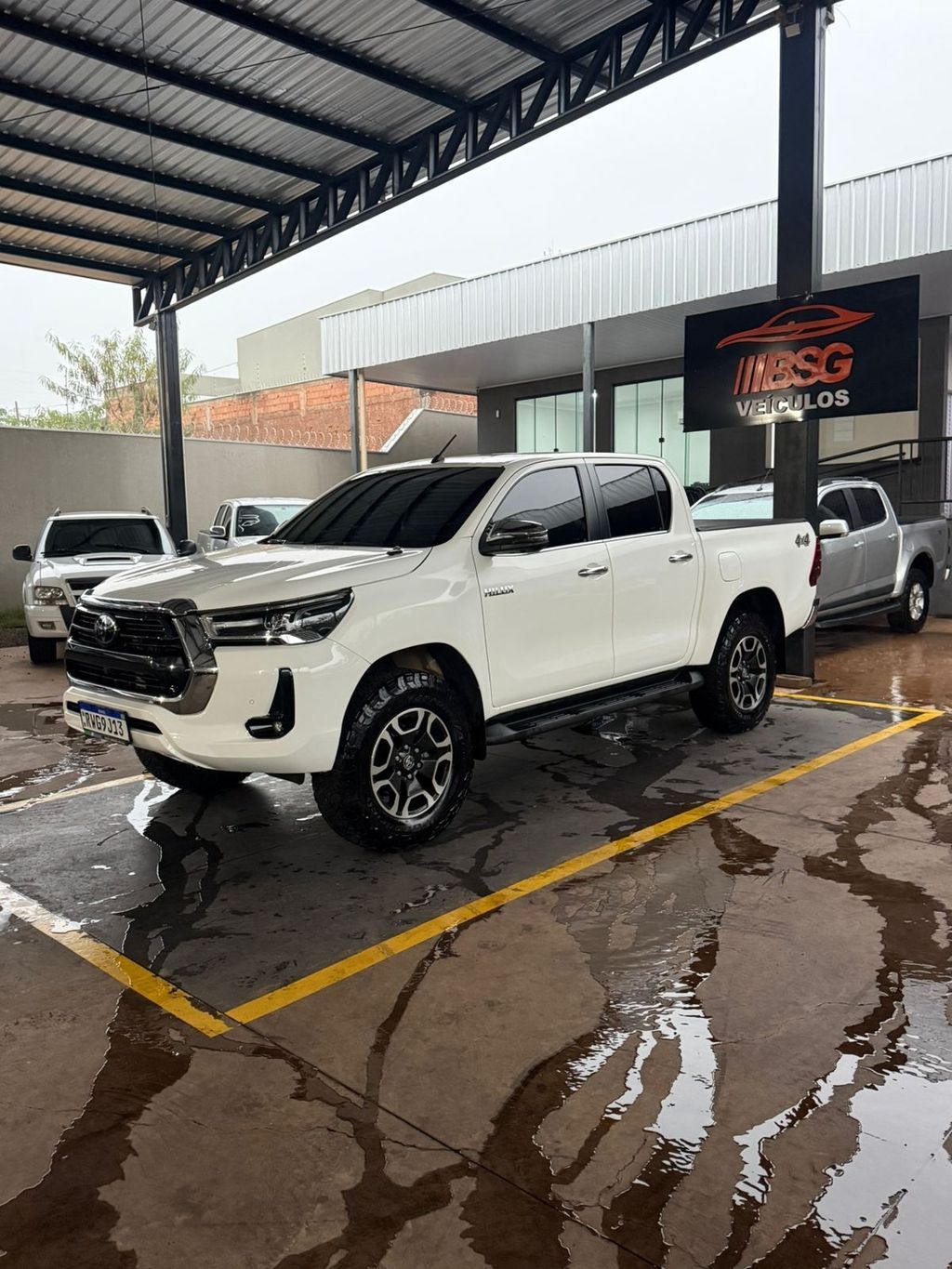 Vista principal de TOYOTA Hilux SRX D4-D 2.8TDi 16v 4X4 C.D. 2023