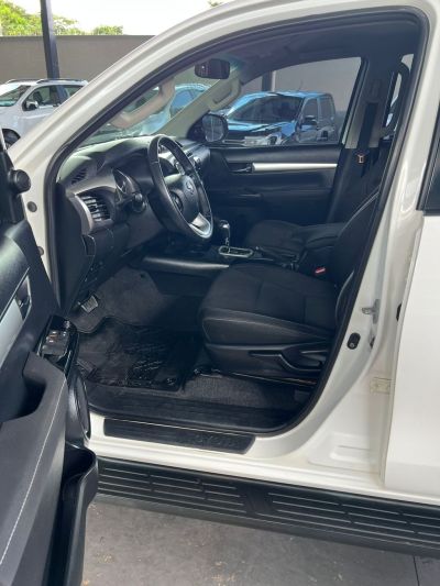 TOYOTA Hilux SR D4-D 2.8TDi 16v 4X4 C.D. 2023 - miniatura 9
