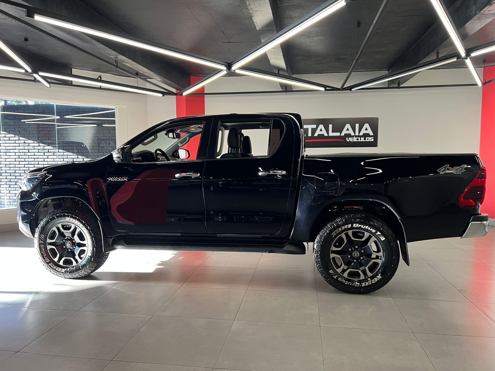 TOYOTA Hilux SRX D4-D 2.8TDi 16v 4X4 C.D. 2023 - miniatura 8