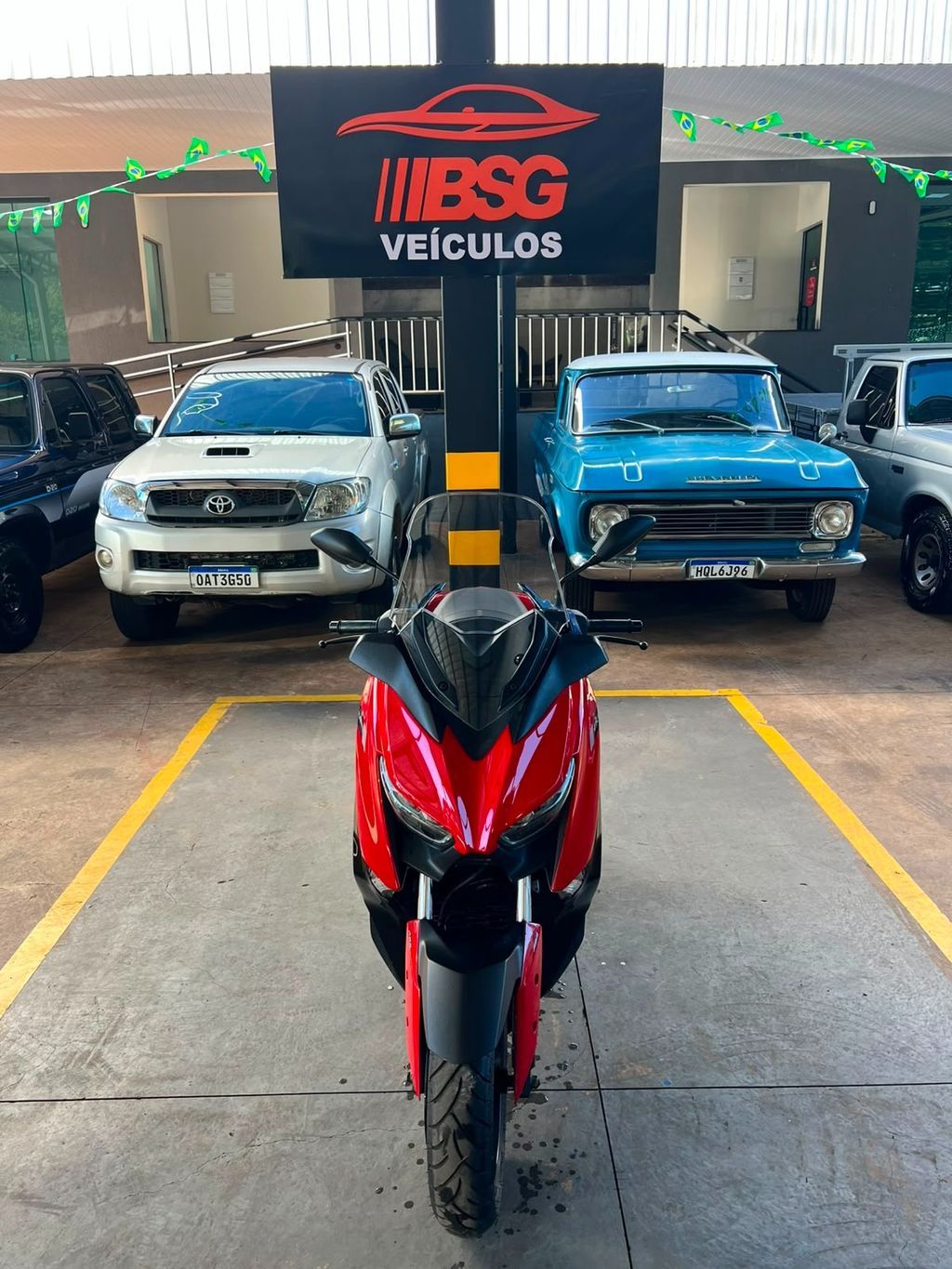 YAMAHA XMax 250 2024 - miniatura 2