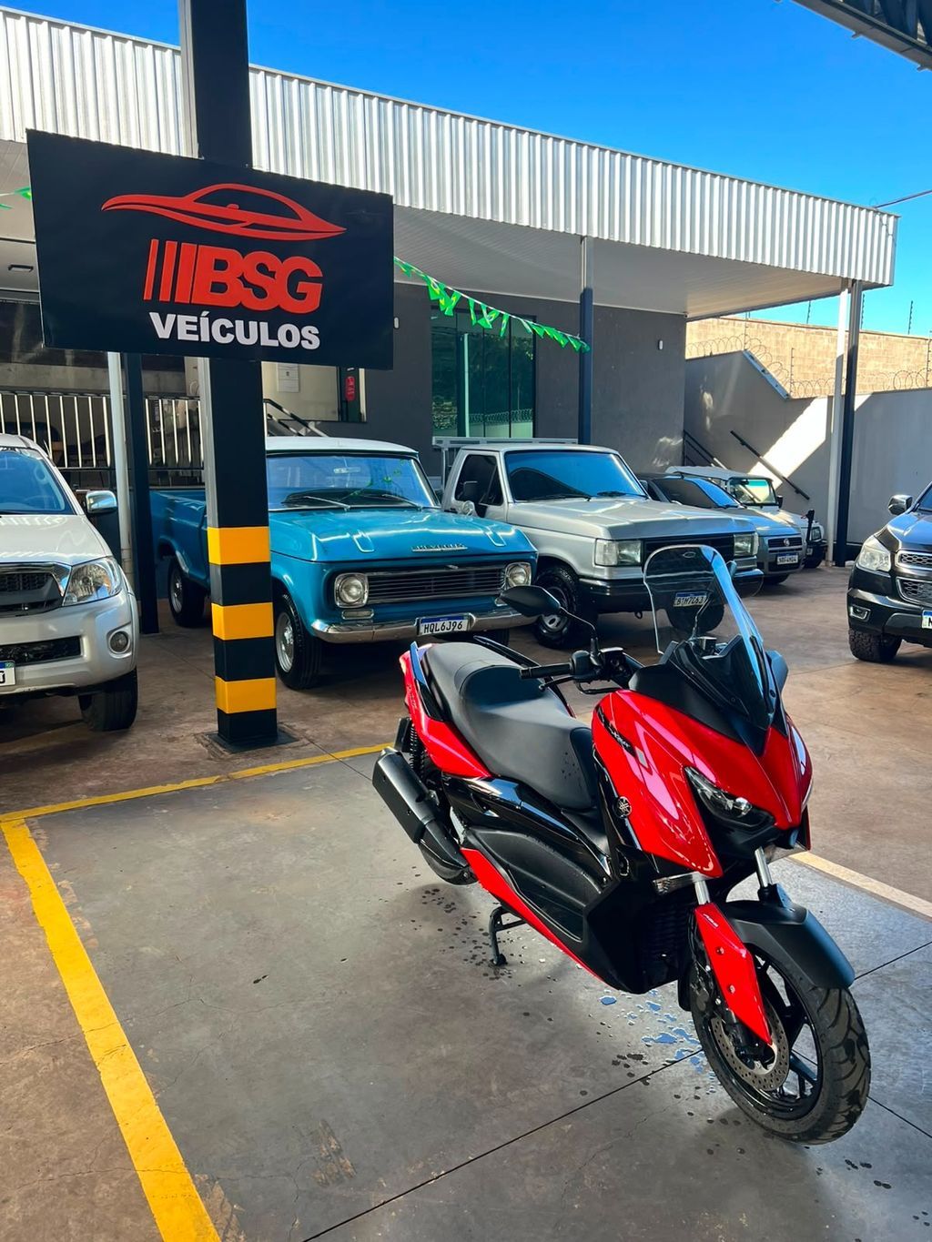 YAMAHA XMax 250 2024 - miniatura 3