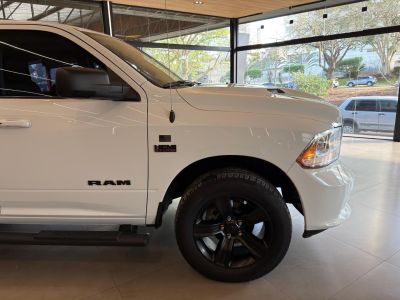 RAM 1500 Classic Laramie 5.7 V8 4X4 C.D. 2022 - miniatura 3