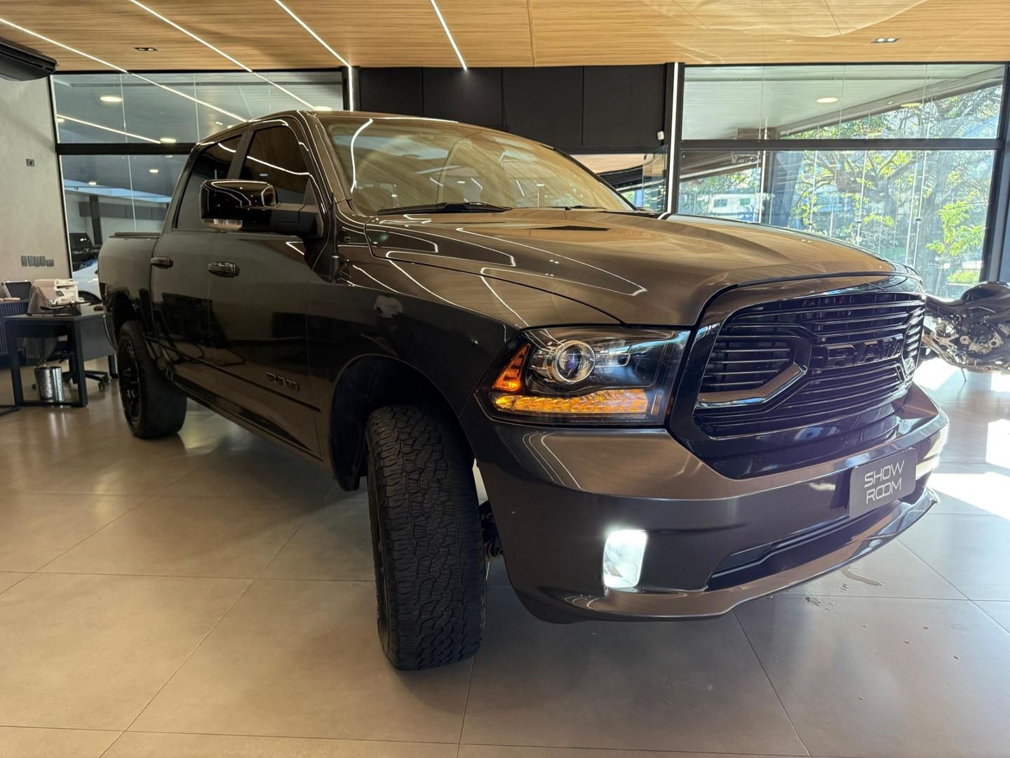 RAM 1500 Classic Laramie 5.7 V8 4X4 C.D. 2023 - miniatura 2