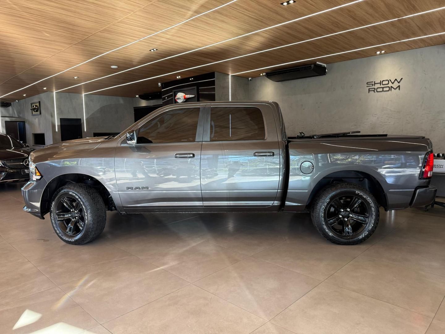 RAM 1500 Classic Laramie 5.7 V8 4X4 C.D. 2023 - miniatura 4