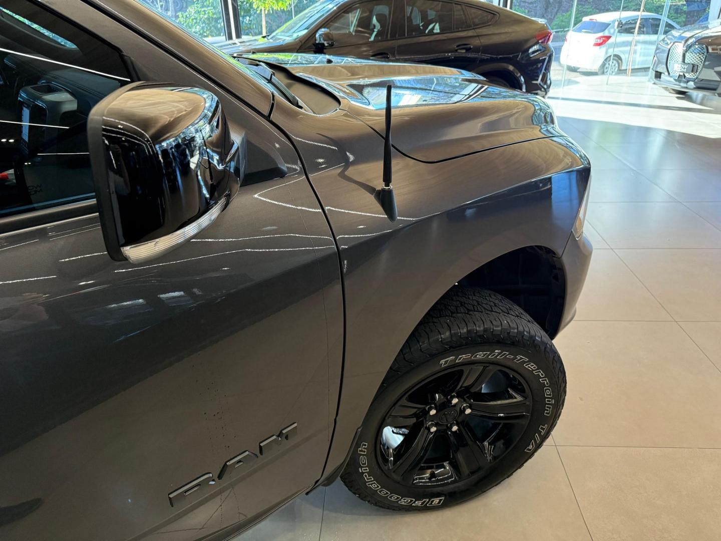 RAM 1500 Classic Laramie 5.7 V8 4X4 C.D. 2023 - miniatura 5