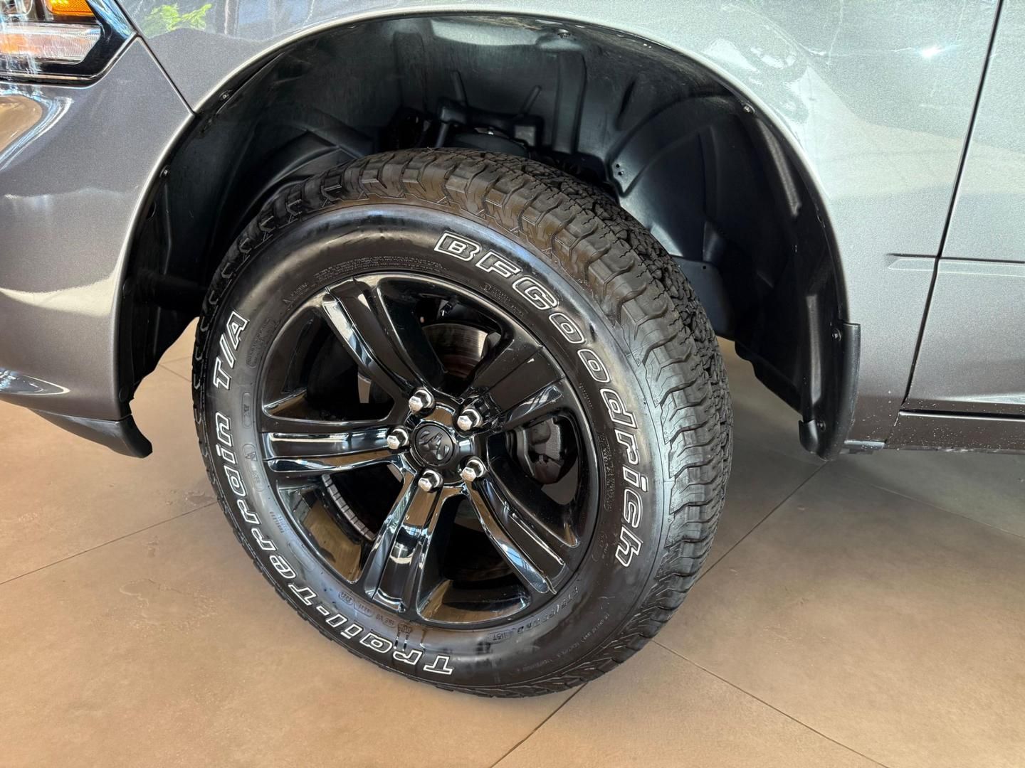 RAM 1500 Classic Laramie 5.7 V8 4X4 C.D. 2023 - miniatura 6