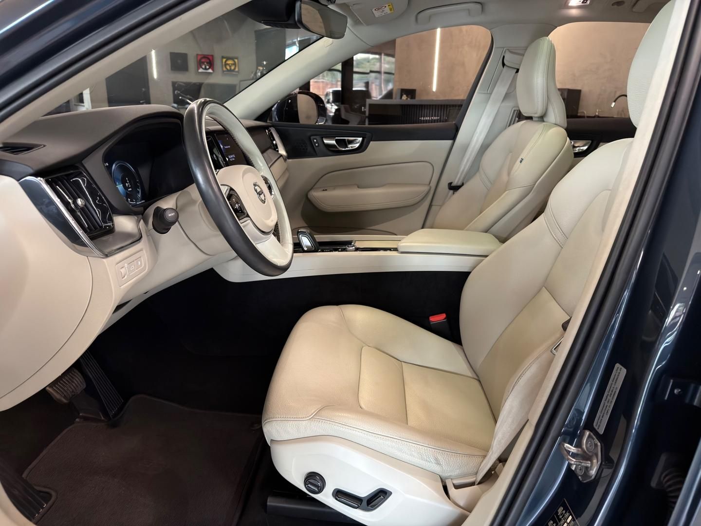 VOLVO XC60 T-8 Momentum 2.0T 16v AWD 2021 - miniatura 4