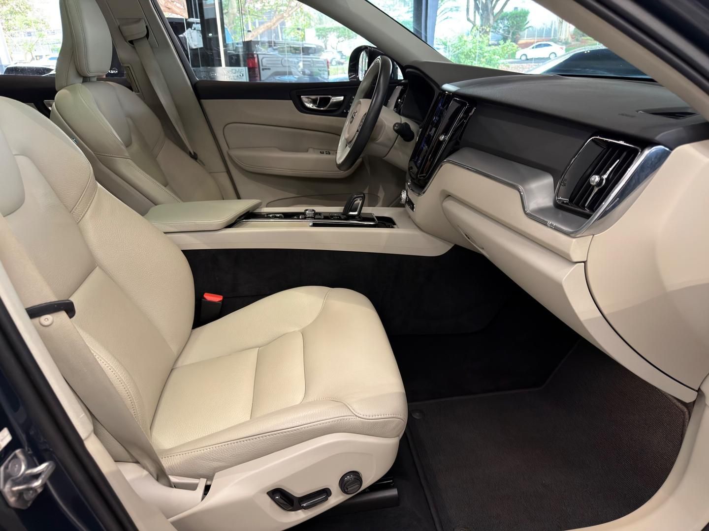 VOLVO XC60 T-8 Momentum 2.0T 16v AWD 2021 - miniatura 11