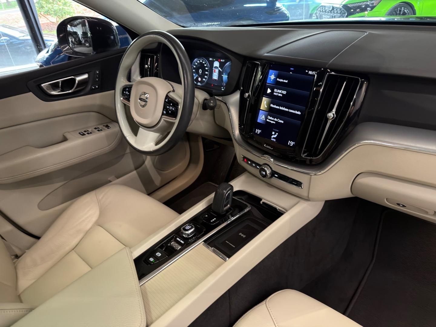 VOLVO XC60 T-8 Momentum 2.0T 16v AWD 2021 - miniatura 12
