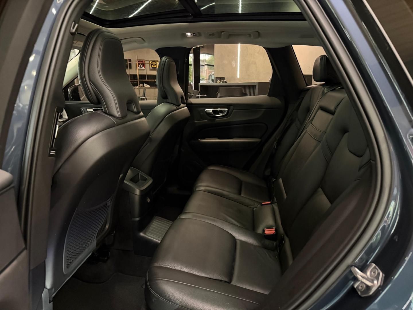 VOLVO XC60 T-8 Momentum 2.0T 16v AWD 2020 - miniatura 4