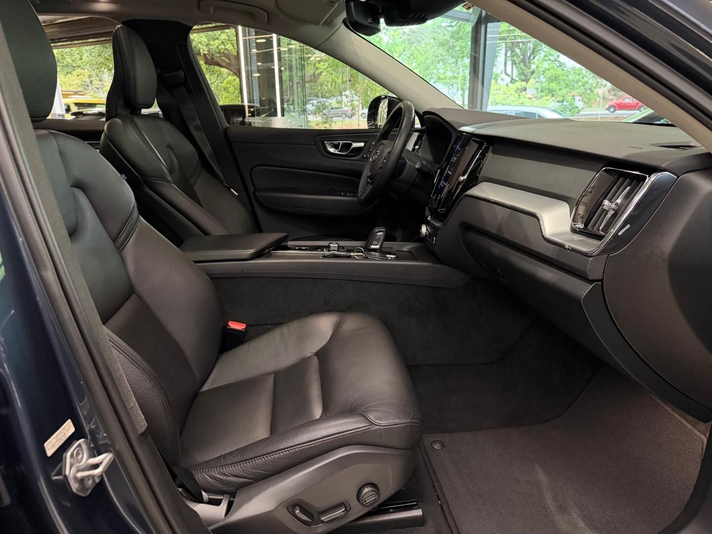 VOLVO XC60 T-8 Momentum 2.0T 16v AWD 2020 - miniatura 6