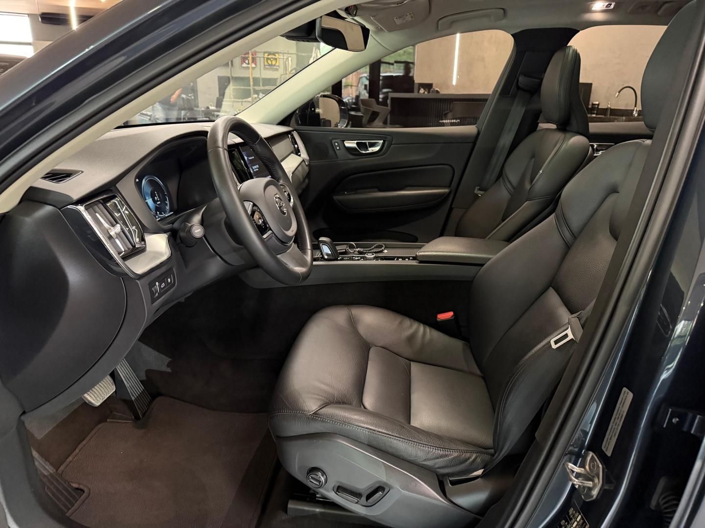 VOLVO XC60 T-8 Momentum 2.0T 16v AWD 2020 - miniatura 8