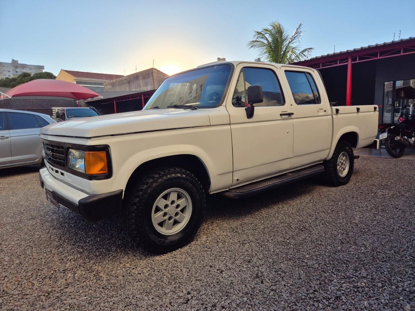 Vista principal de CHEVROLET D20 Custom Deluxe 3.9D C.D. 1993