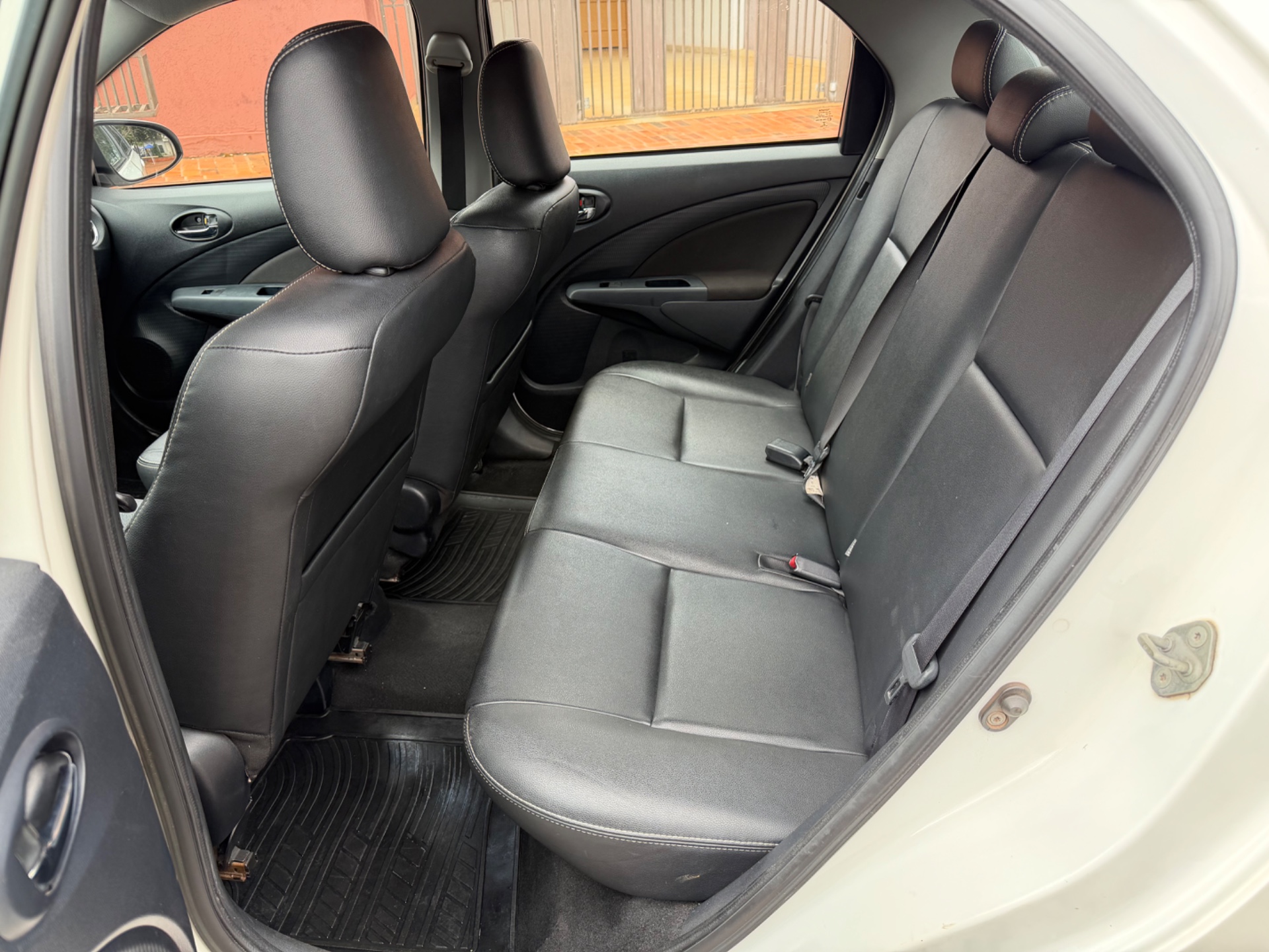 TOYOTA Etios Sedan XLS 1.5 16v 2017 - miniatura 8