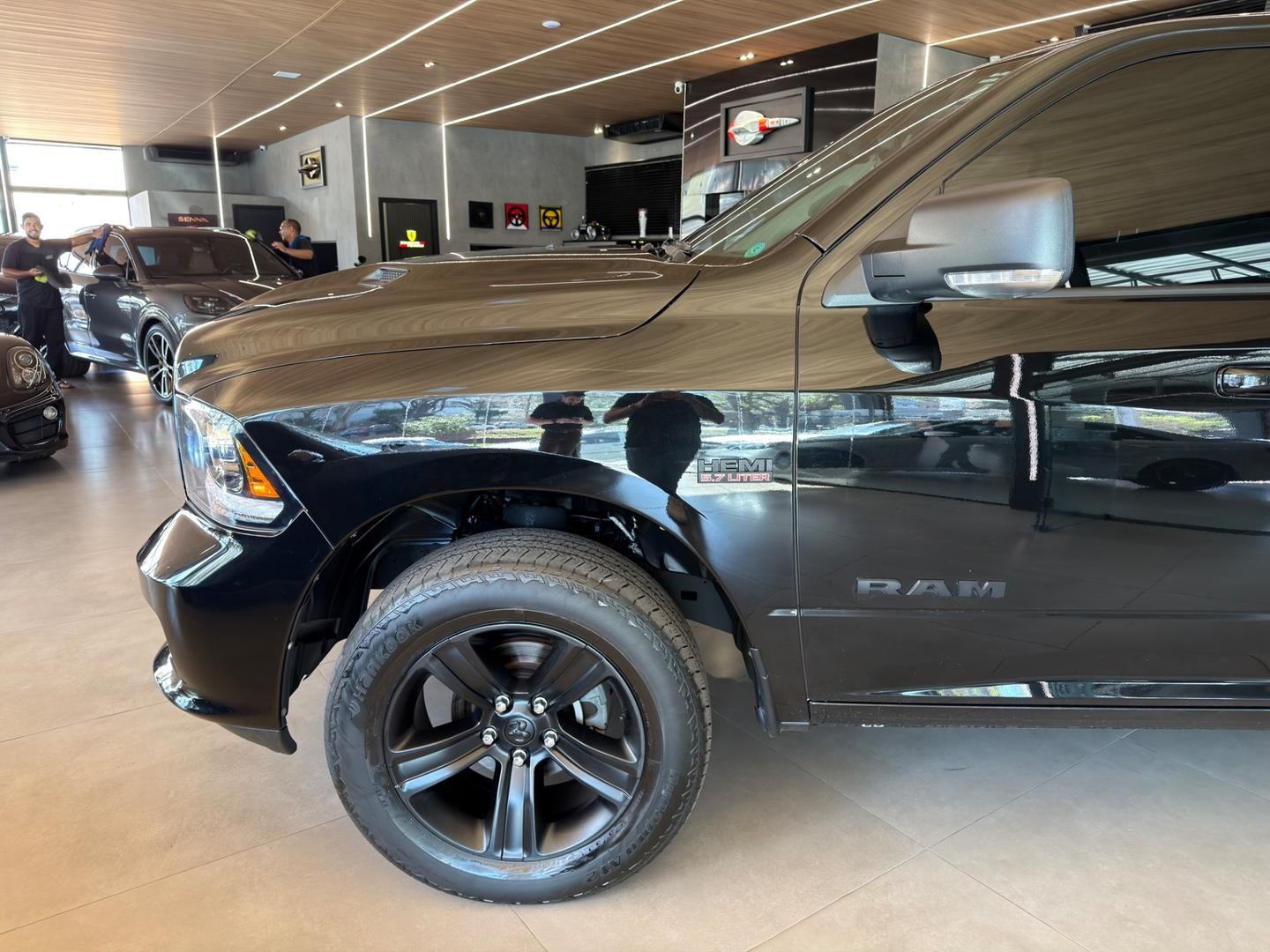 RAM 1500 Classic Laramie 5.7 V8 4X4 C.D. 2022 - miniatura 2