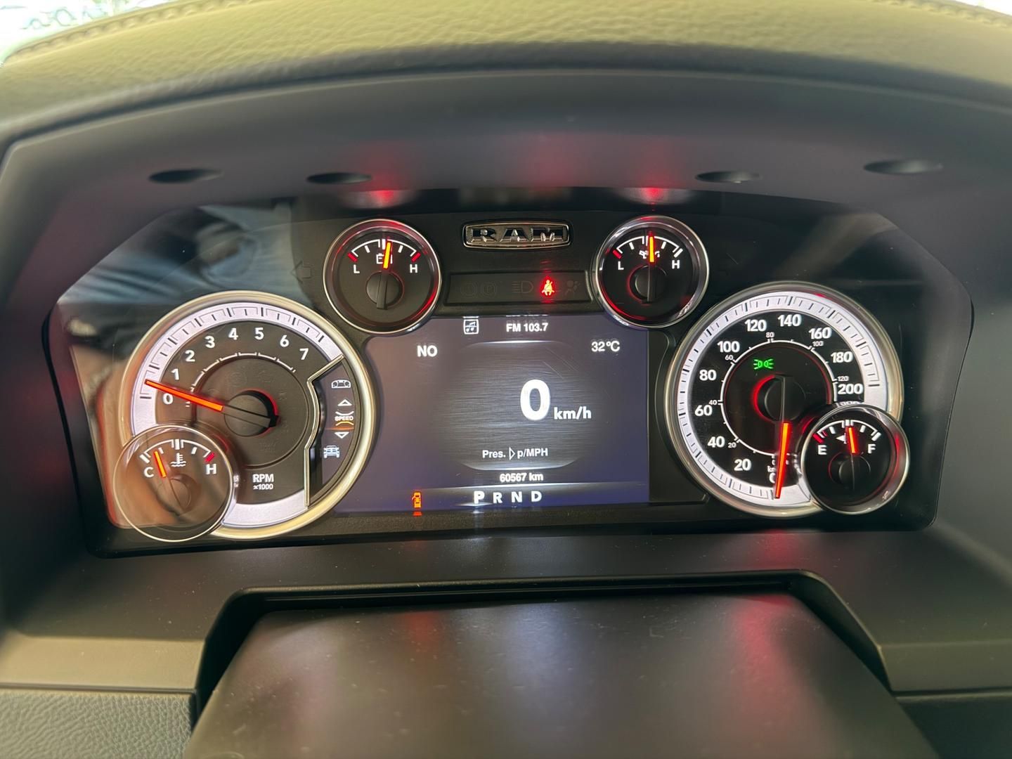 RAM 1500 Classic Laramie 5.7 V8 4X4 C.D. 2022 - miniatura 3
