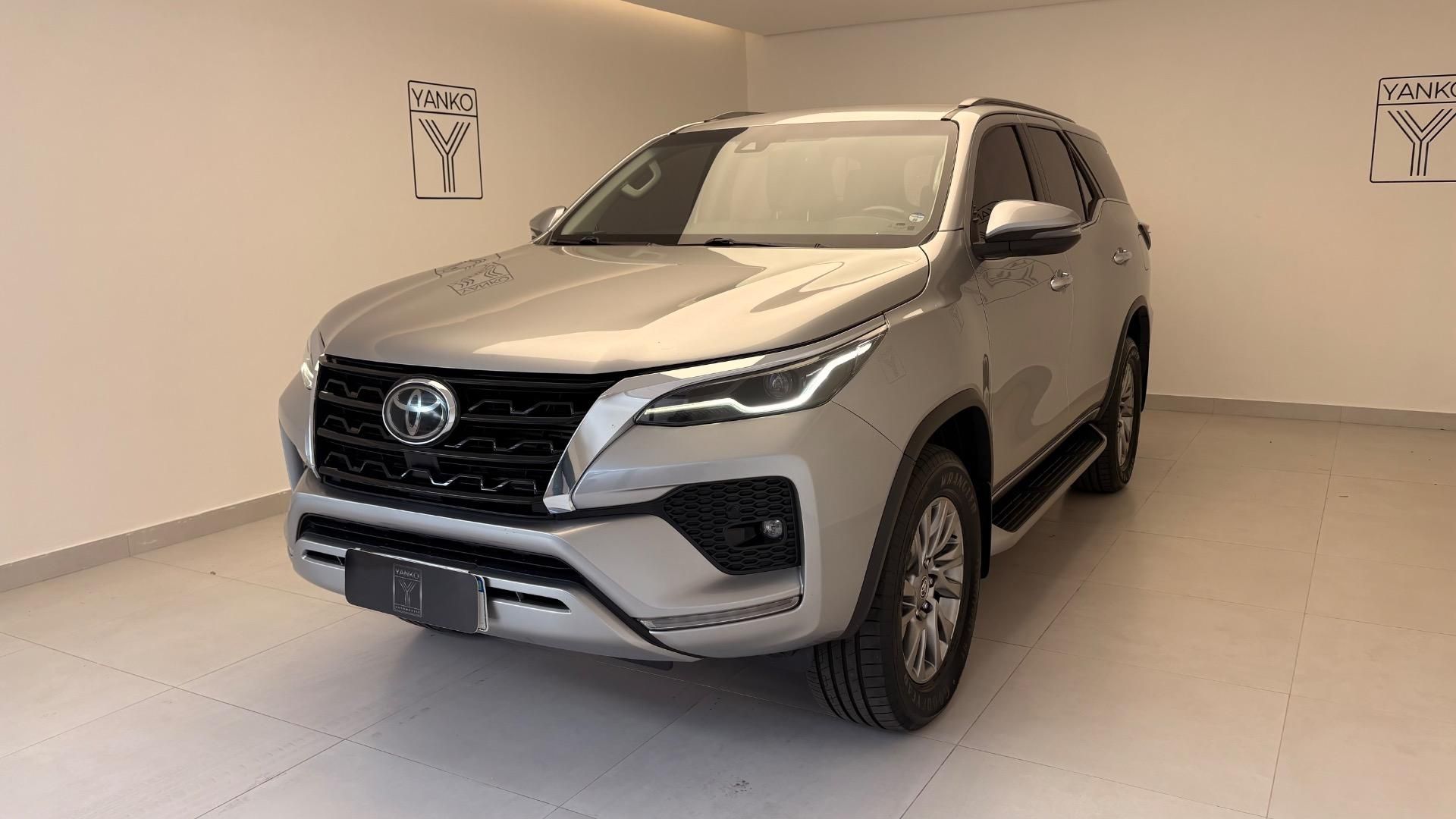 Vista principal de TOYOTA Hilux SRX D4-D 2.8TDi 16v 4x4 2021