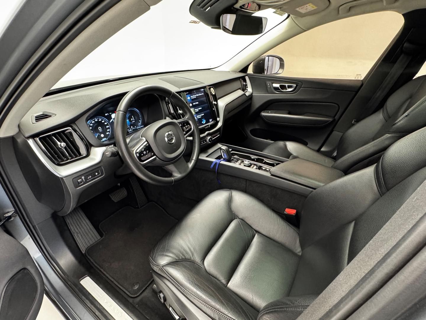 VOLVO XC60 T-8 Momentum 2.0T 16v AWD 2020 - miniatura 5