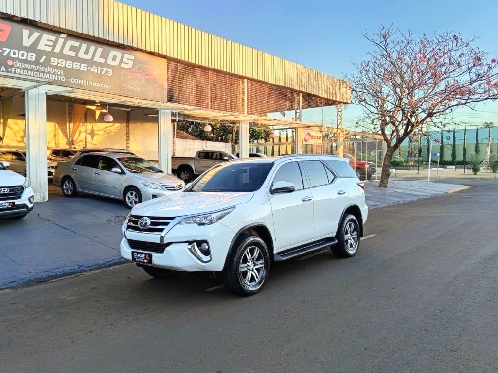 Vista principal de TOYOTA Hilux SW4 SRV 2.7 16v 2019