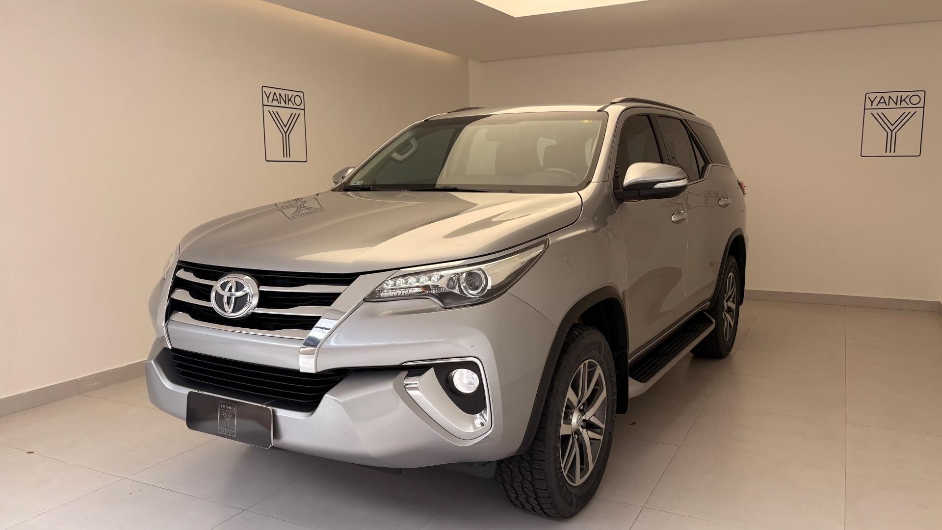 Vista principal de TOYOTA Hilux SRX D4-D 2.8TDi 16v 4x4 2017