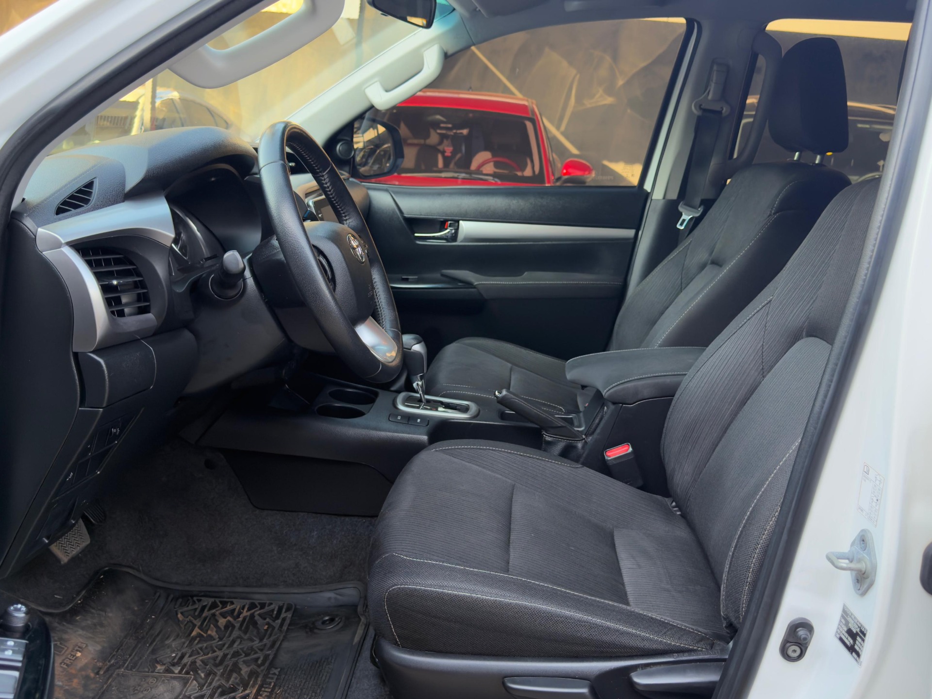 TOYOTA Hilux SR D4-D 2.8TDi 16v 4X4 C.D. 2023 - miniatura 8