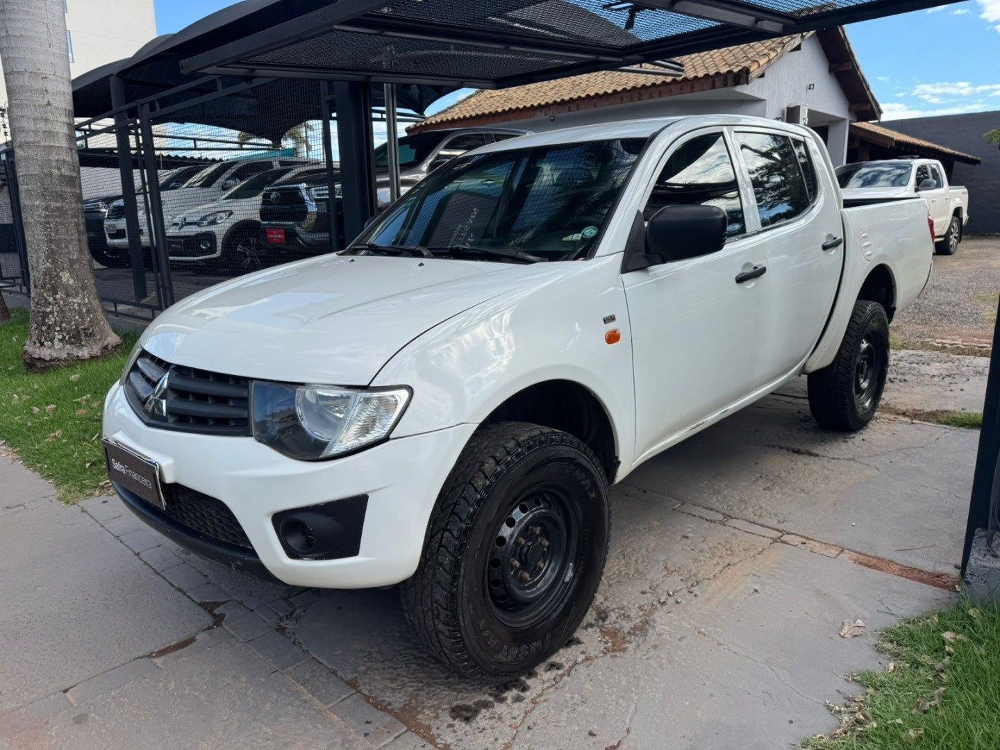 Vista principal de MITSUBISHI L200 Triton GL 3.2TDi 16v 4X4 C.D. 2015