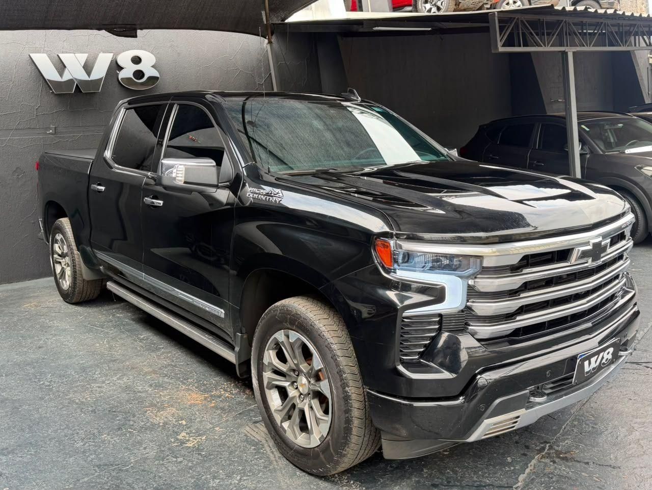 Vista principal de CHEVROLET Silverado 1500 High Country 5.3 V8 4x4 C.D. 2025