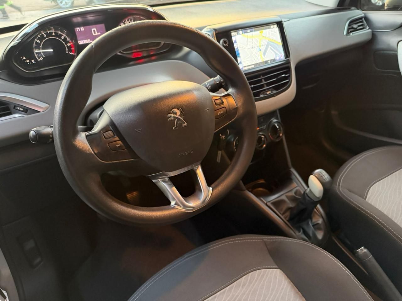 PEUGEOT 208 Allure 1.5 2015 - miniatura 8