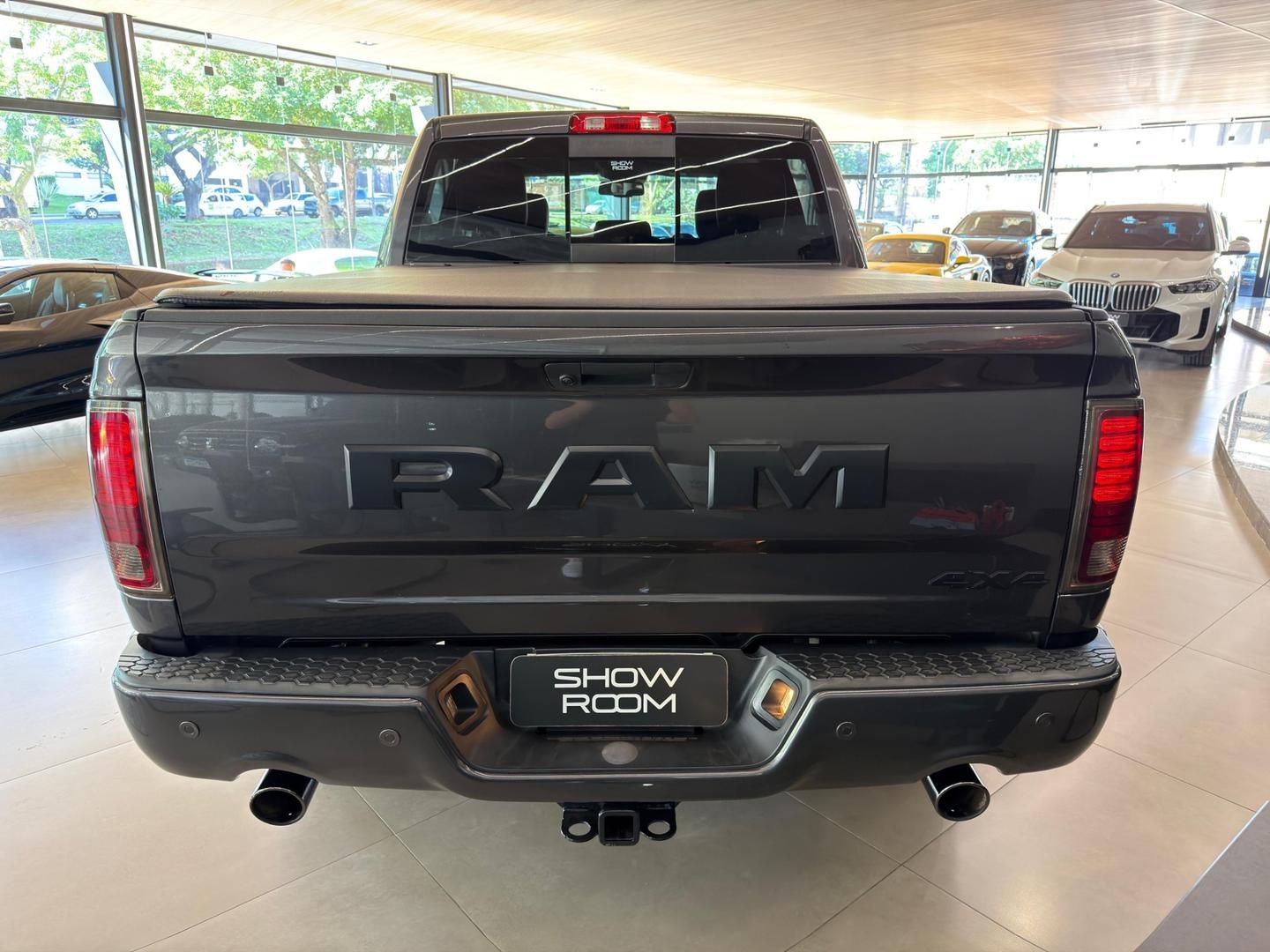 RAM 1500 Classic Laramie 5.7 V8 4X4 C.D. 2022 - miniatura 2