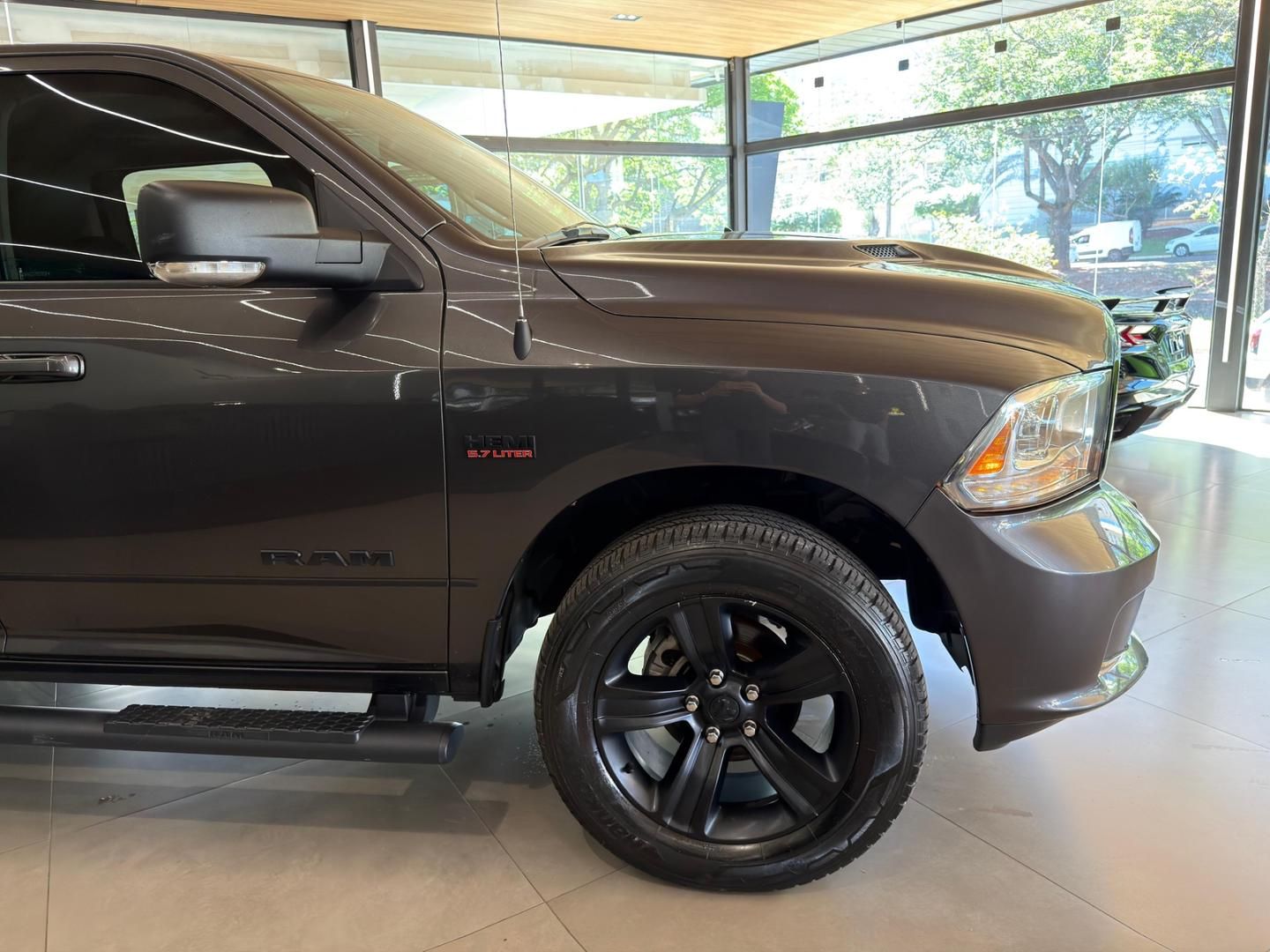 RAM 1500 Classic Laramie 5.7 V8 4X4 C.D. 2022 - miniatura 3