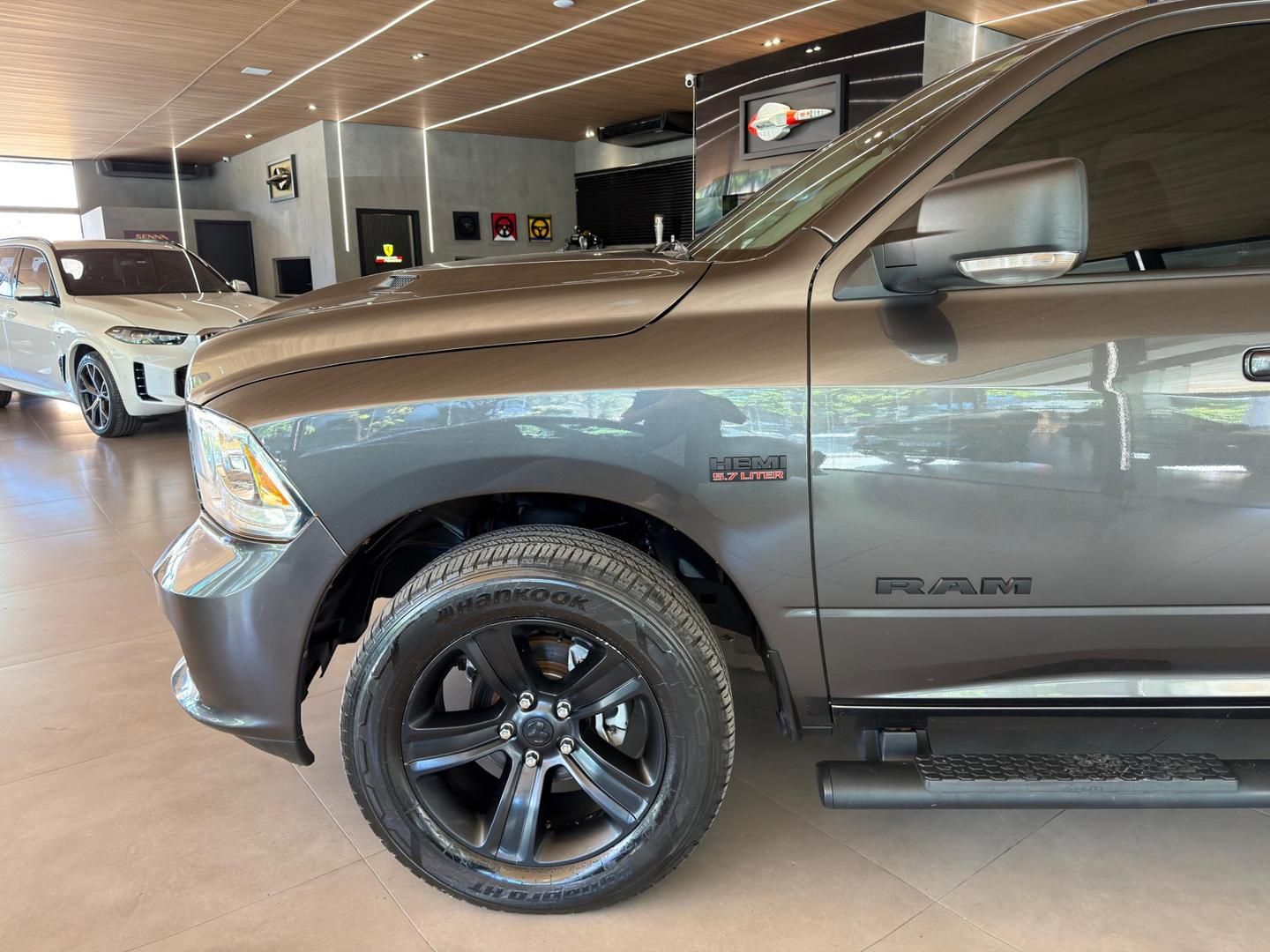 RAM 1500 Classic Laramie 5.7 V8 4X4 C.D. 2022 - miniatura 5