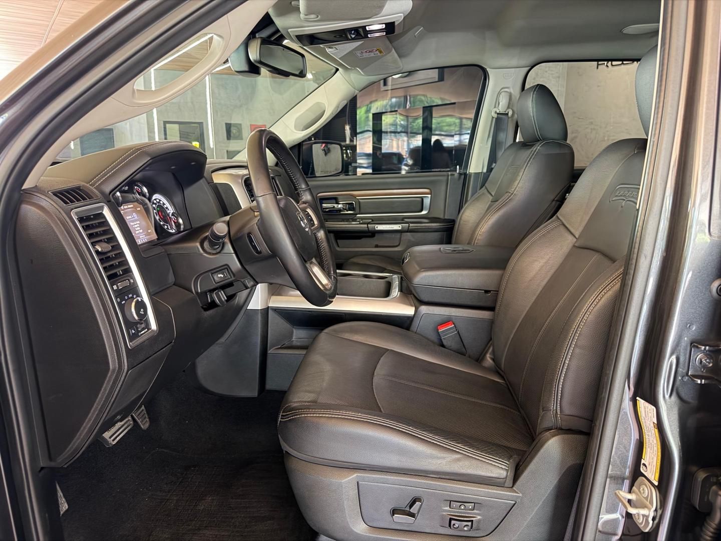 RAM 1500 Classic Laramie 5.7 V8 4X4 C.D. 2022 - miniatura 6