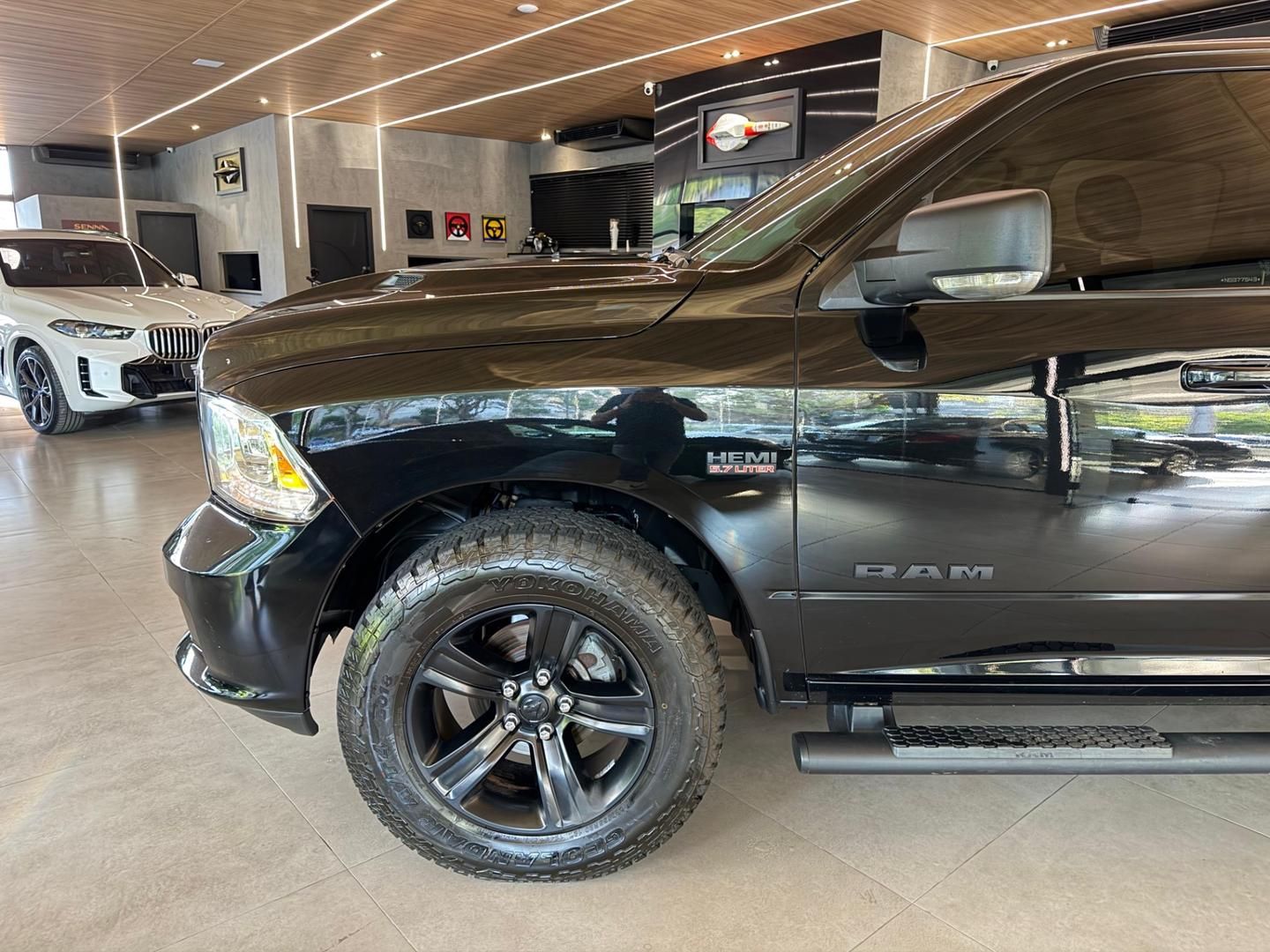 RAM 1500 Classic Laramie 5.7 V8 4X4 C.D. 2022 - miniatura 2