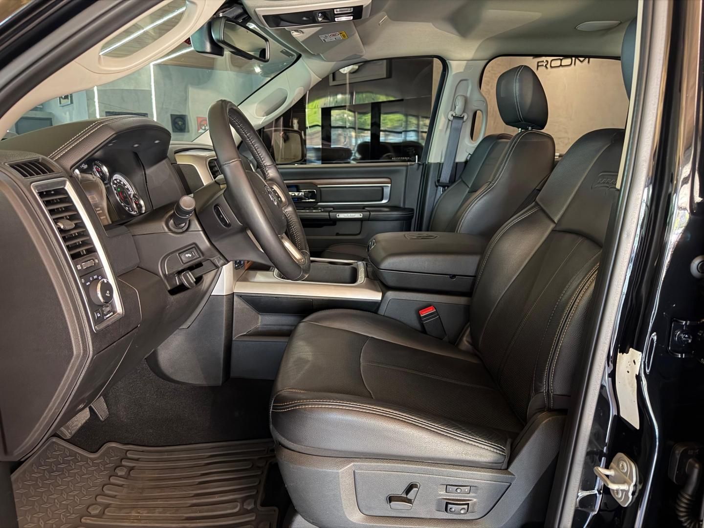 RAM 1500 Classic Laramie 5.7 V8 4X4 C.D. 2022 - miniatura 3