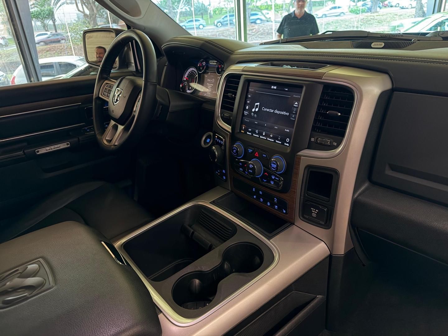 RAM 1500 Classic Laramie 5.7 V8 4X4 C.D. 2022 - miniatura 11