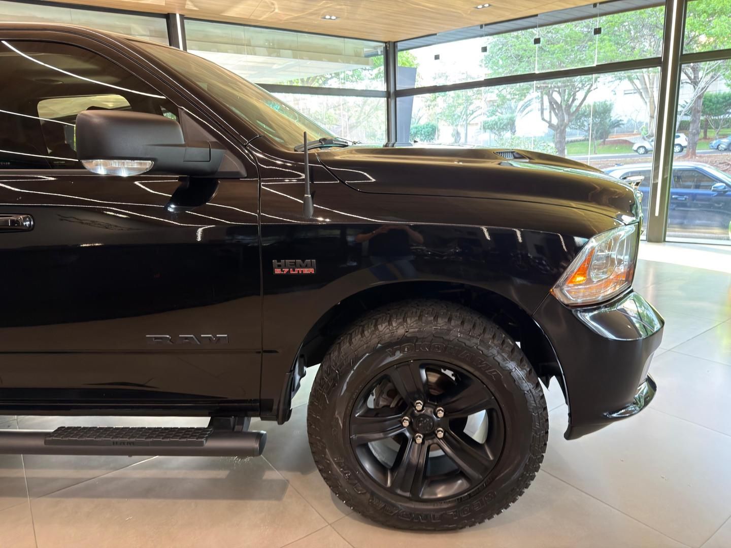 RAM 1500 Classic Laramie 5.7 V8 4X4 C.D. 2022 - miniatura 12