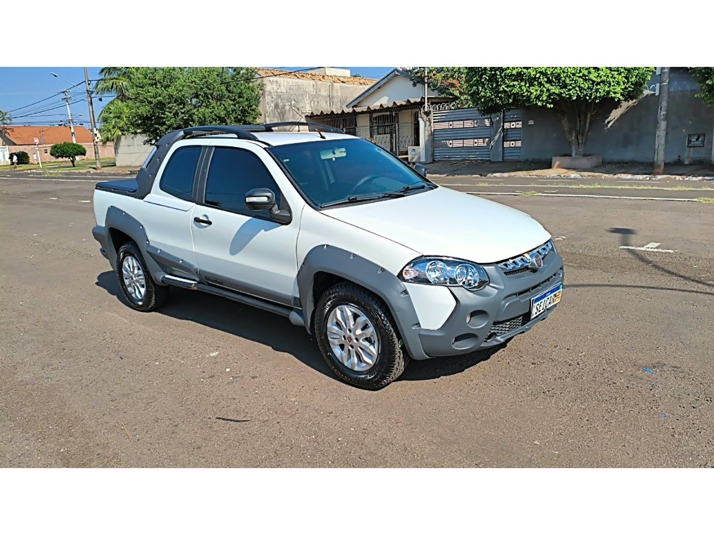 Vista principal de FIAT Strada Adventure 1.8 16v C.D. 2013
