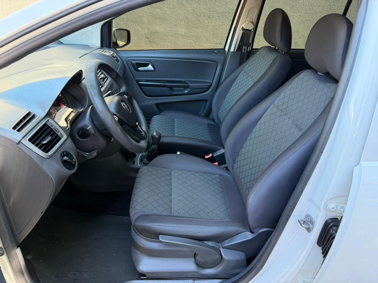 VOLKSWAGEN Fox Trendline 1.0 12v 4p. 2017 - miniatura 6