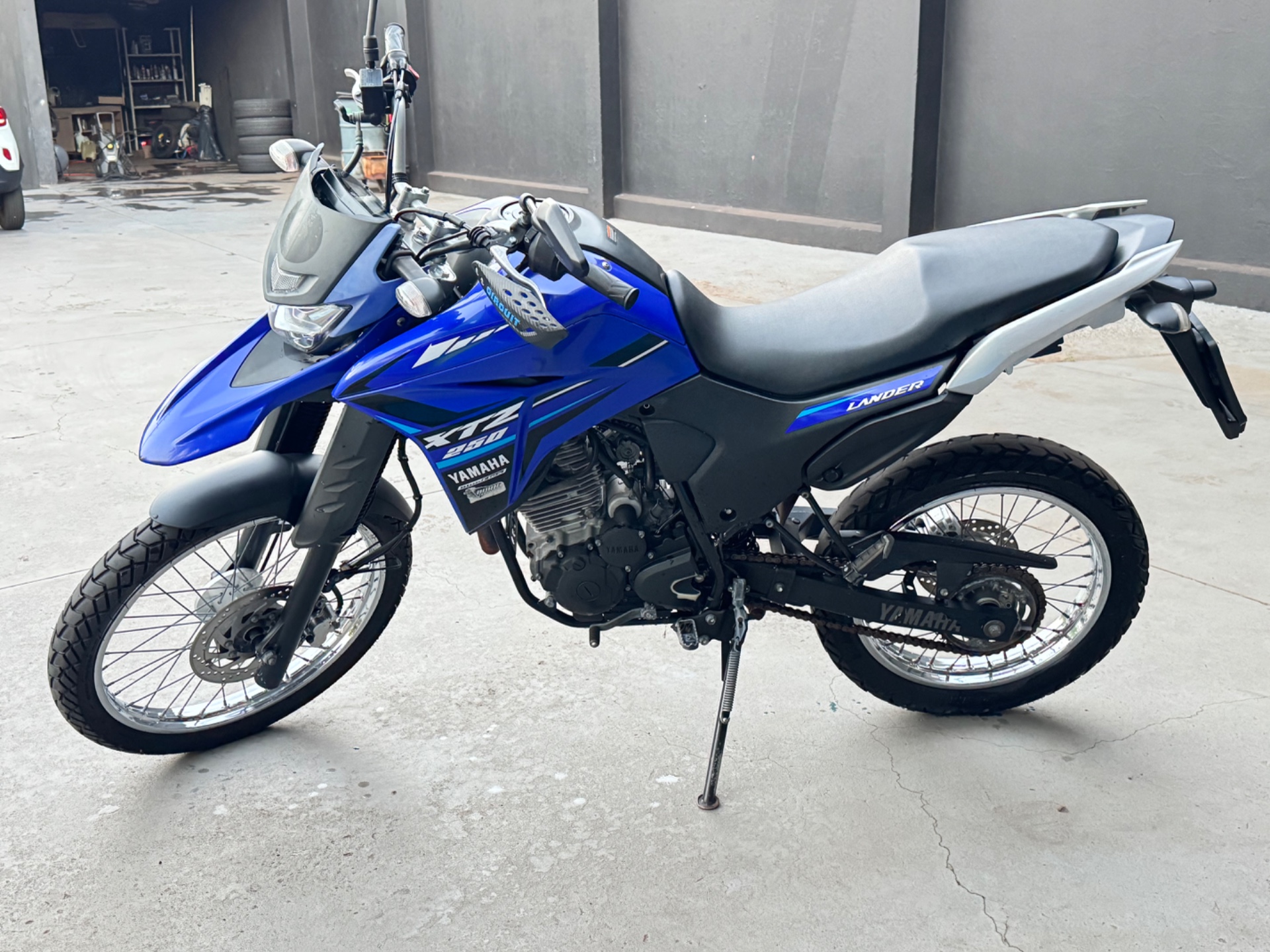YAMAHA XTZ 250 Lander 2024 - miniatura 3