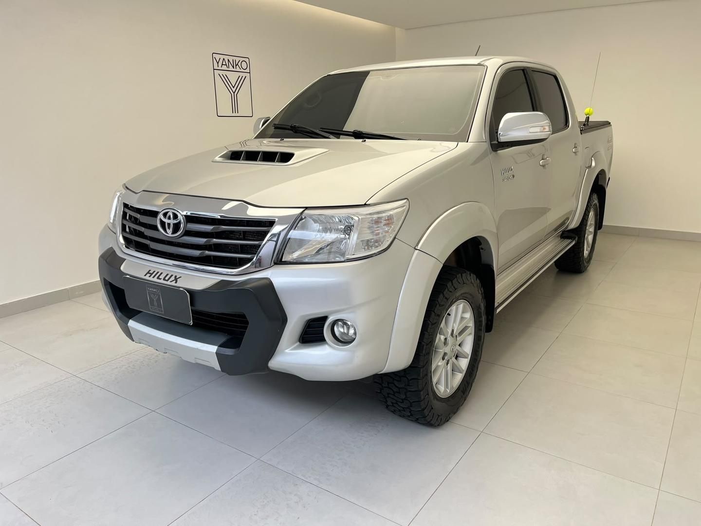 Vista principal de TOYOTA Hilux SRV D4-D 3.0TDi 16v 4X4 C.D. 2015