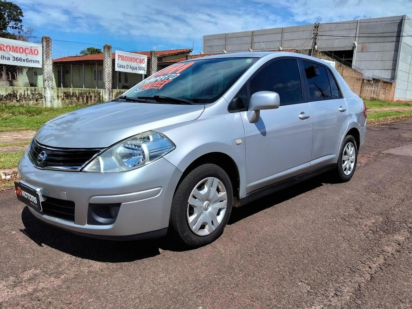 Vista principal de NISSAN Tiida Hatch S 1.8 16v 2011