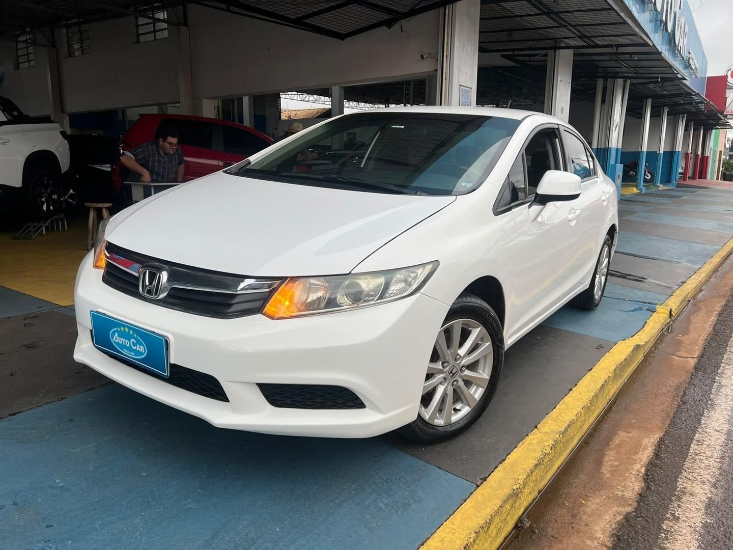 Vista principal de HONDA Civic LXS 1.8 16v 2015