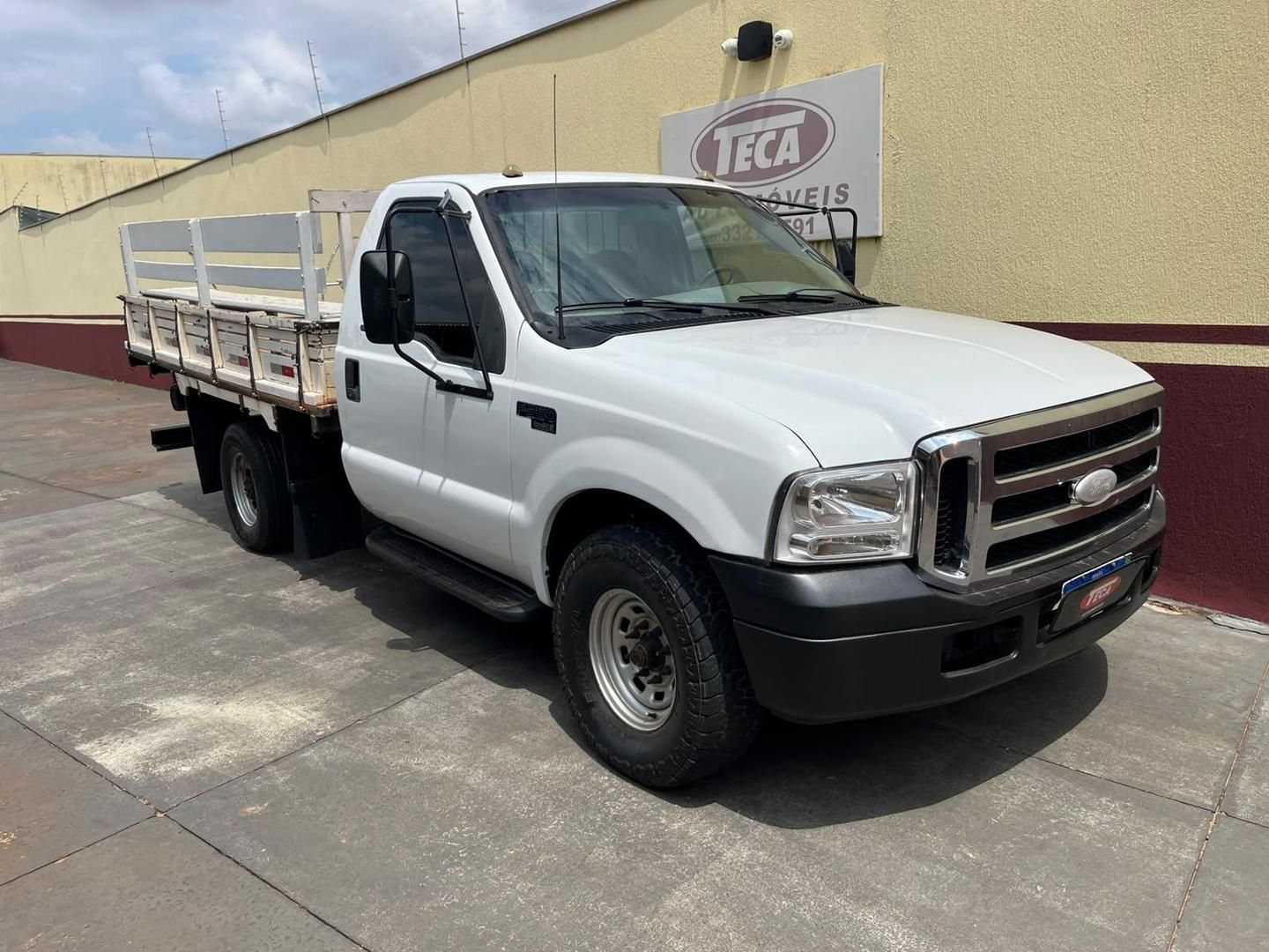Vista principal de FORD F350 3.9TDi 2008